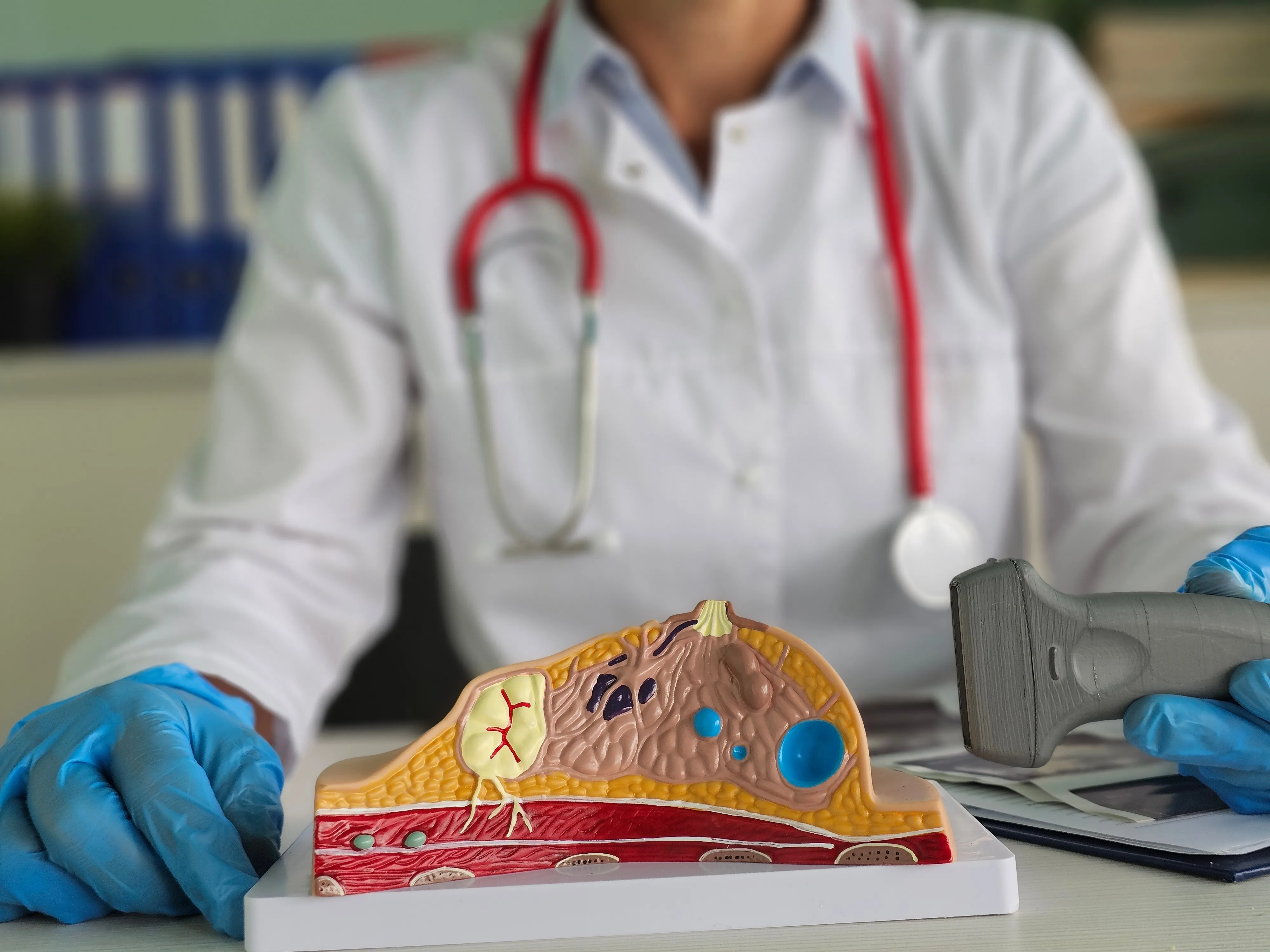 Médico realizando exame de ultrassom de mama em paciente.