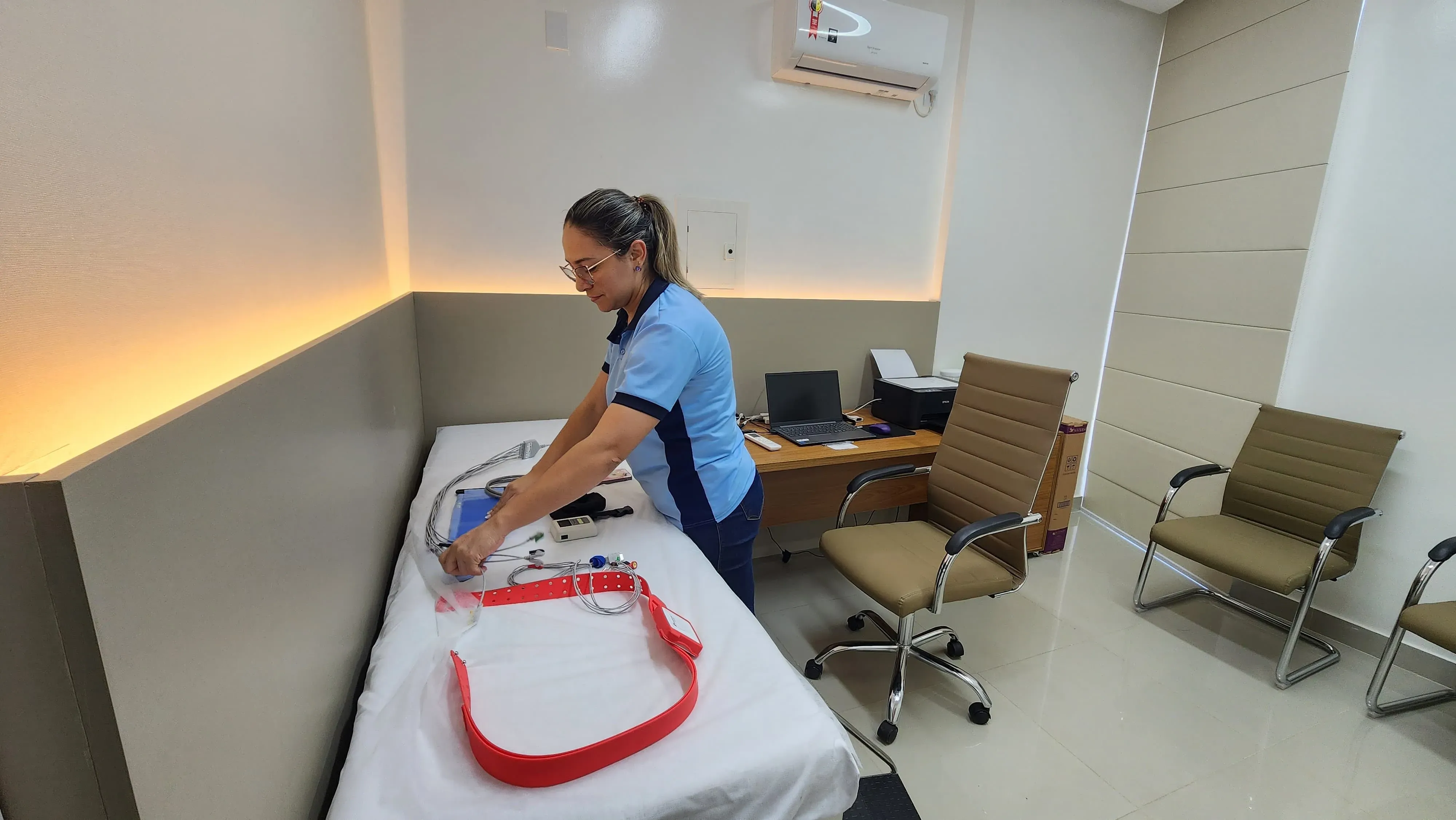 Equipe da Clínica Biocardio preparando exame de Holter
